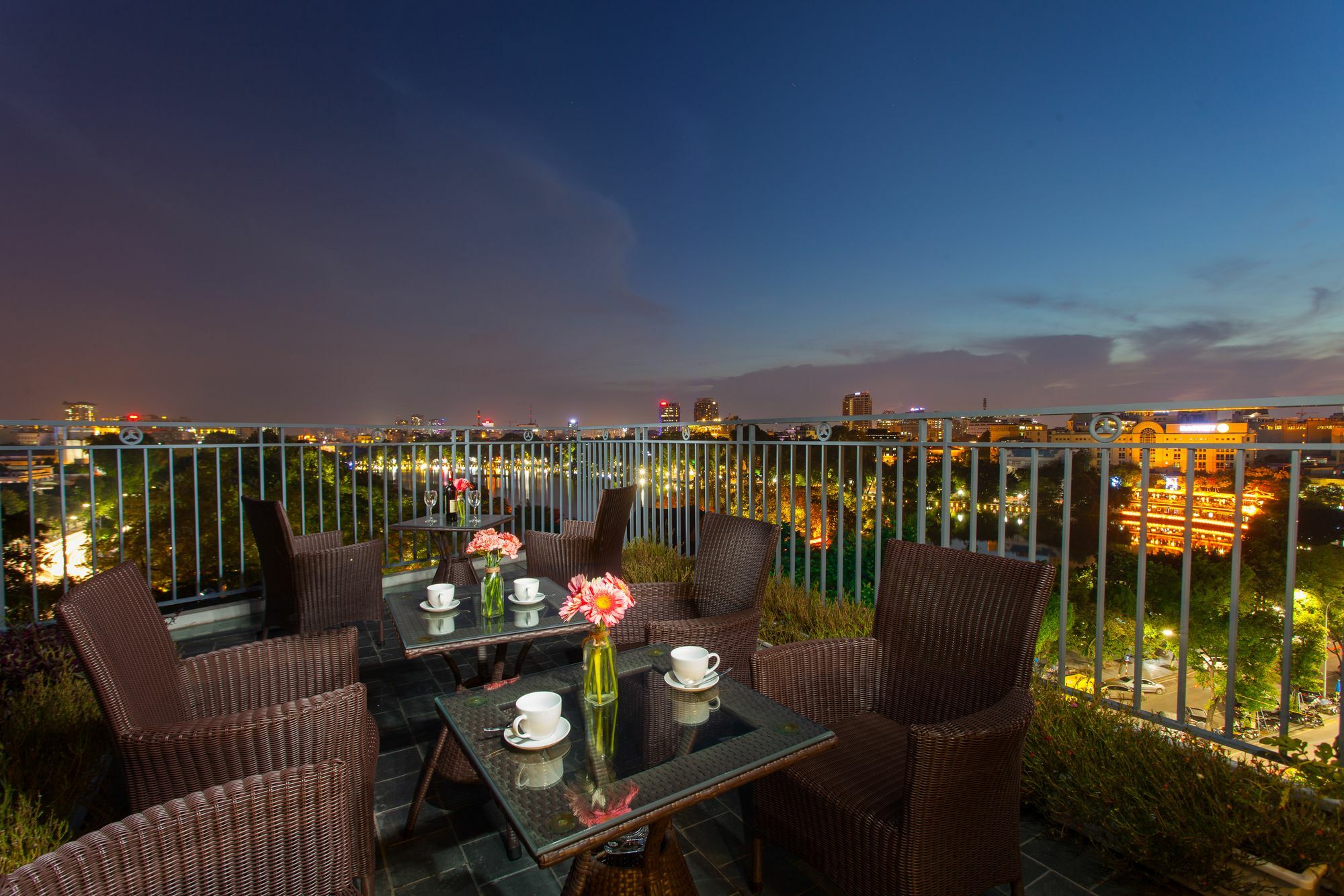Bella Premier & Rooftop Skybar 4*